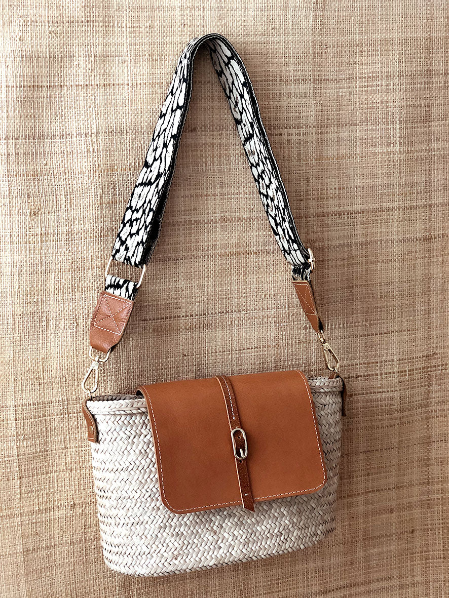 Numéro 8 -Panier en osier et cuir camel à bandoulière noir craie or