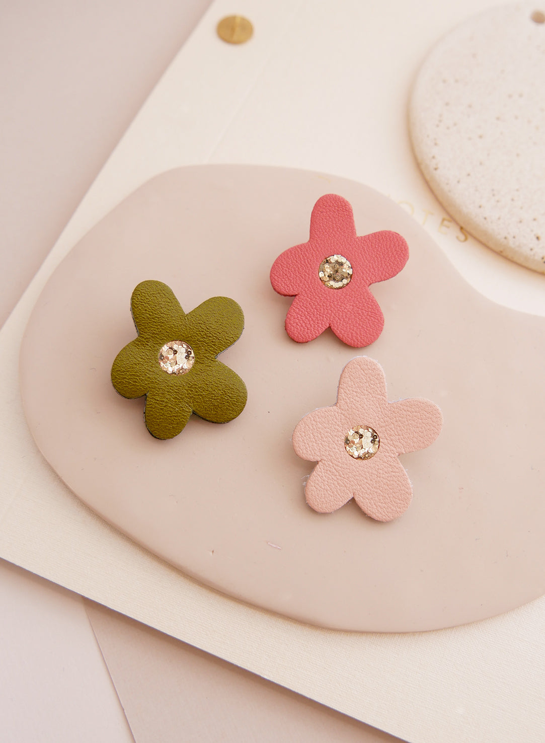 BARCELONE - pin's fleur en cuir roses et kaki