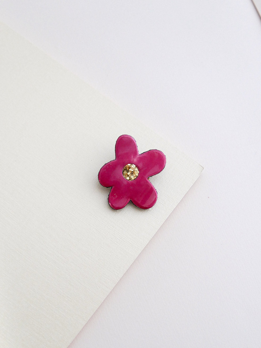 BARCELONE - pin's fleur en cuir brillant et vernis