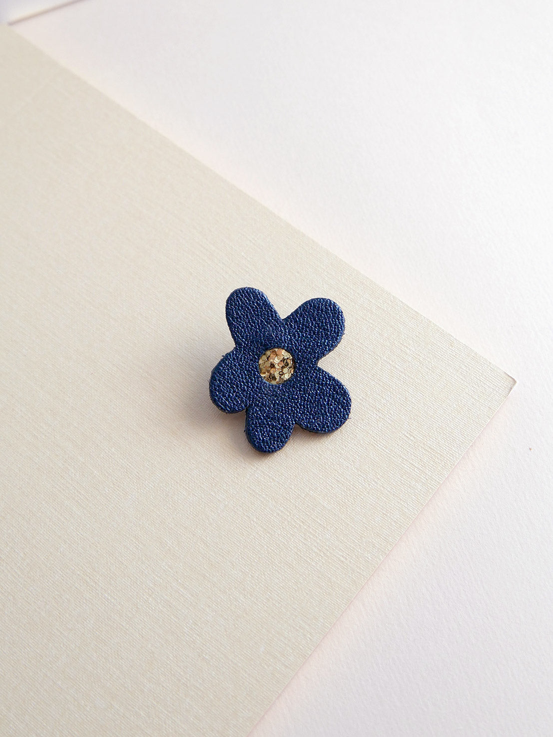 BARCELONE - pin's fleur en cuir brillant et vernis