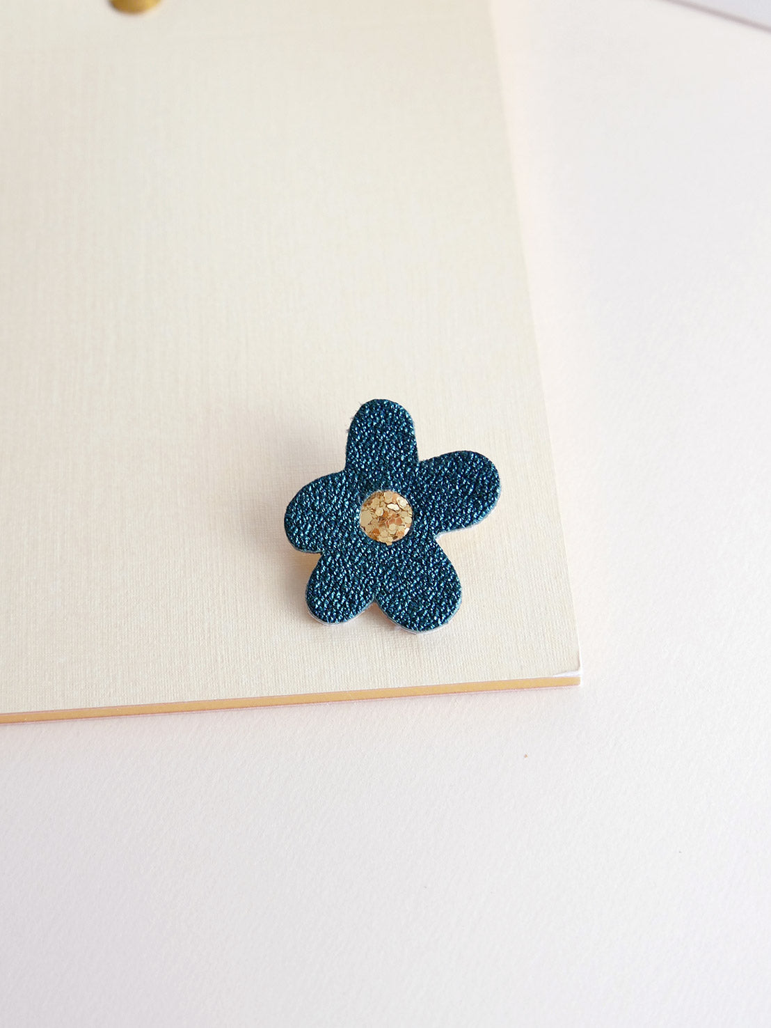 BARCELONE - pin's fleur en cuir brillant et vernis