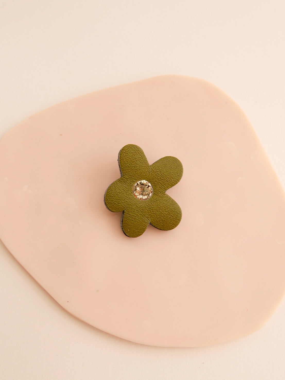 BARCELONE - pin's fleur en cuir roses et kaki