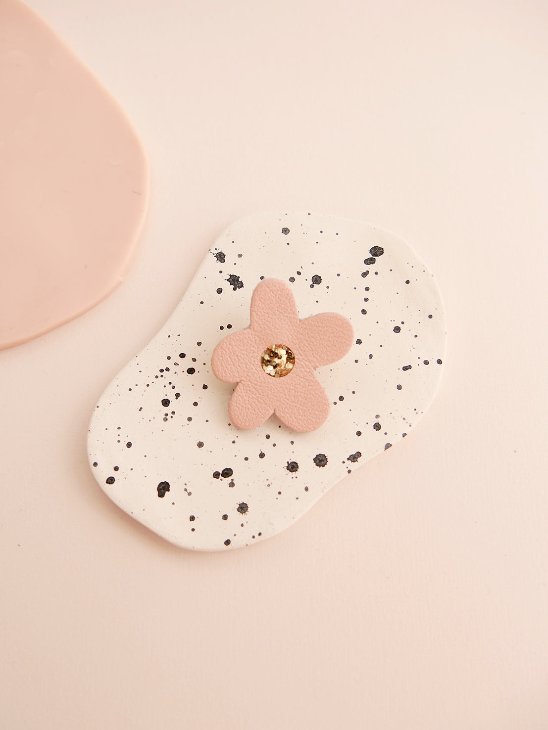 BARCELONE - pin's fleur en cuir roses et kaki