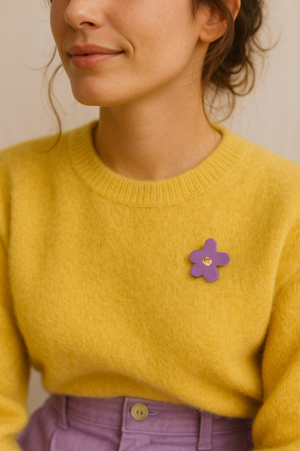 BARCELONE - pin's fleur en cuir violet et noisettes