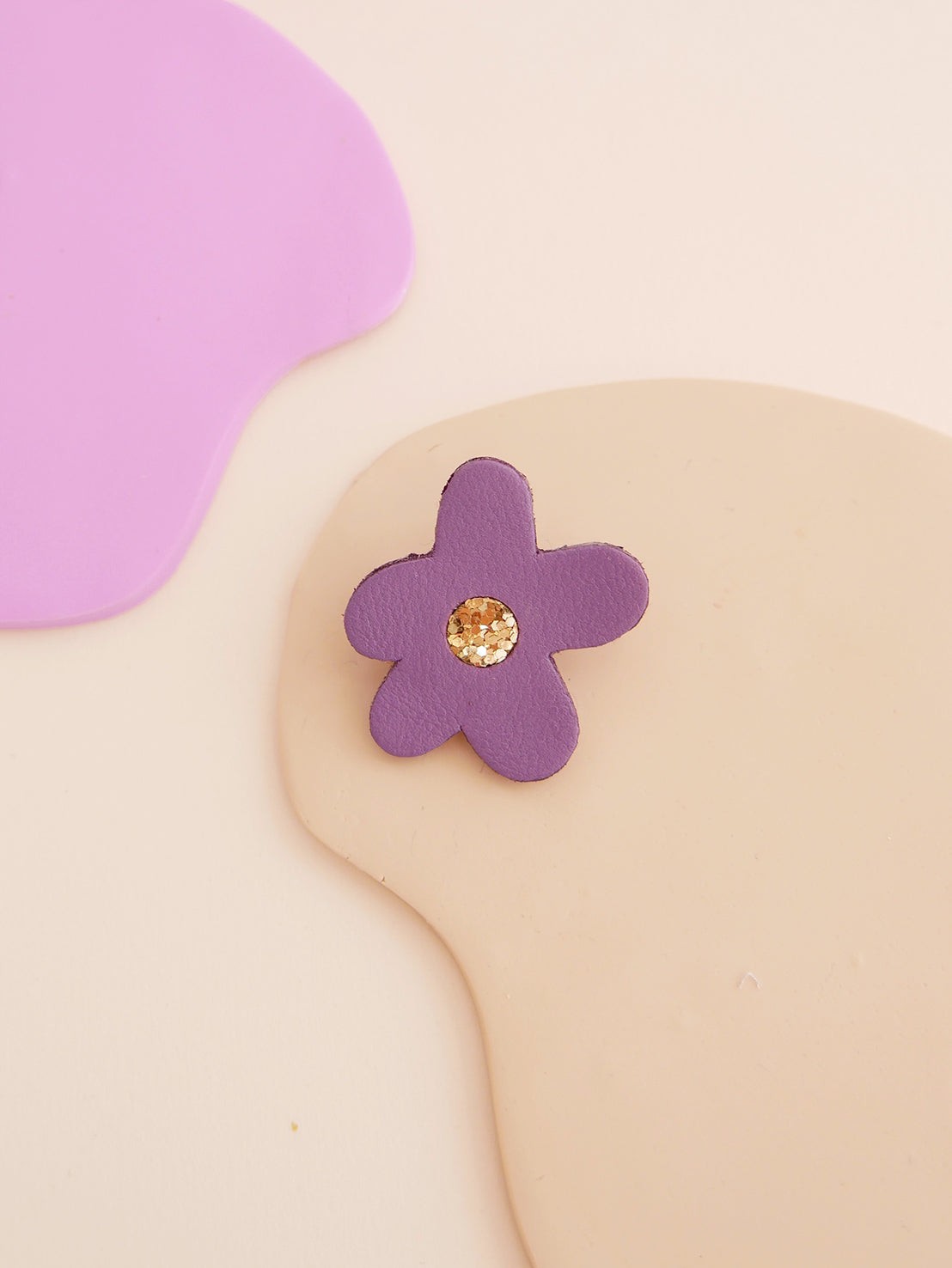 BARCELONE - pin's fleur en cuir violet et noisettes
