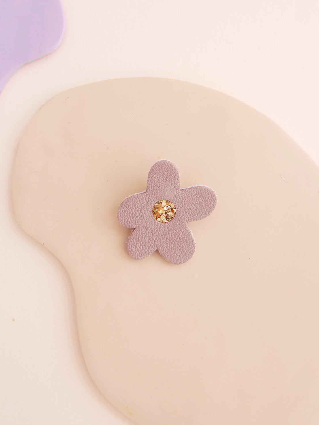BARCELONE - pin's fleur en cuir violet et noisettes
