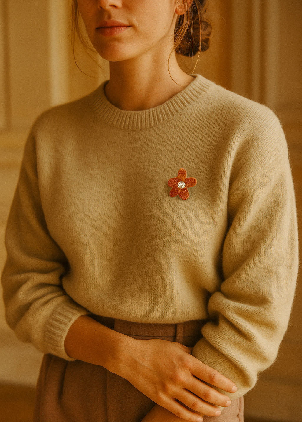 BARCELONE - pin's fleur en cuir violet et noisettes