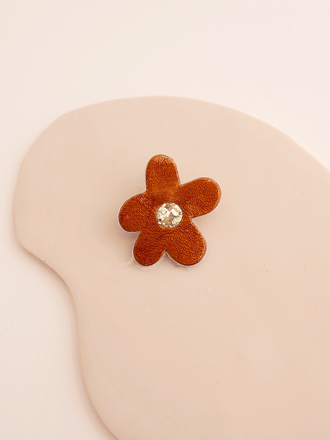 BARCELONE - pin's fleur en cuir violet et noisettes