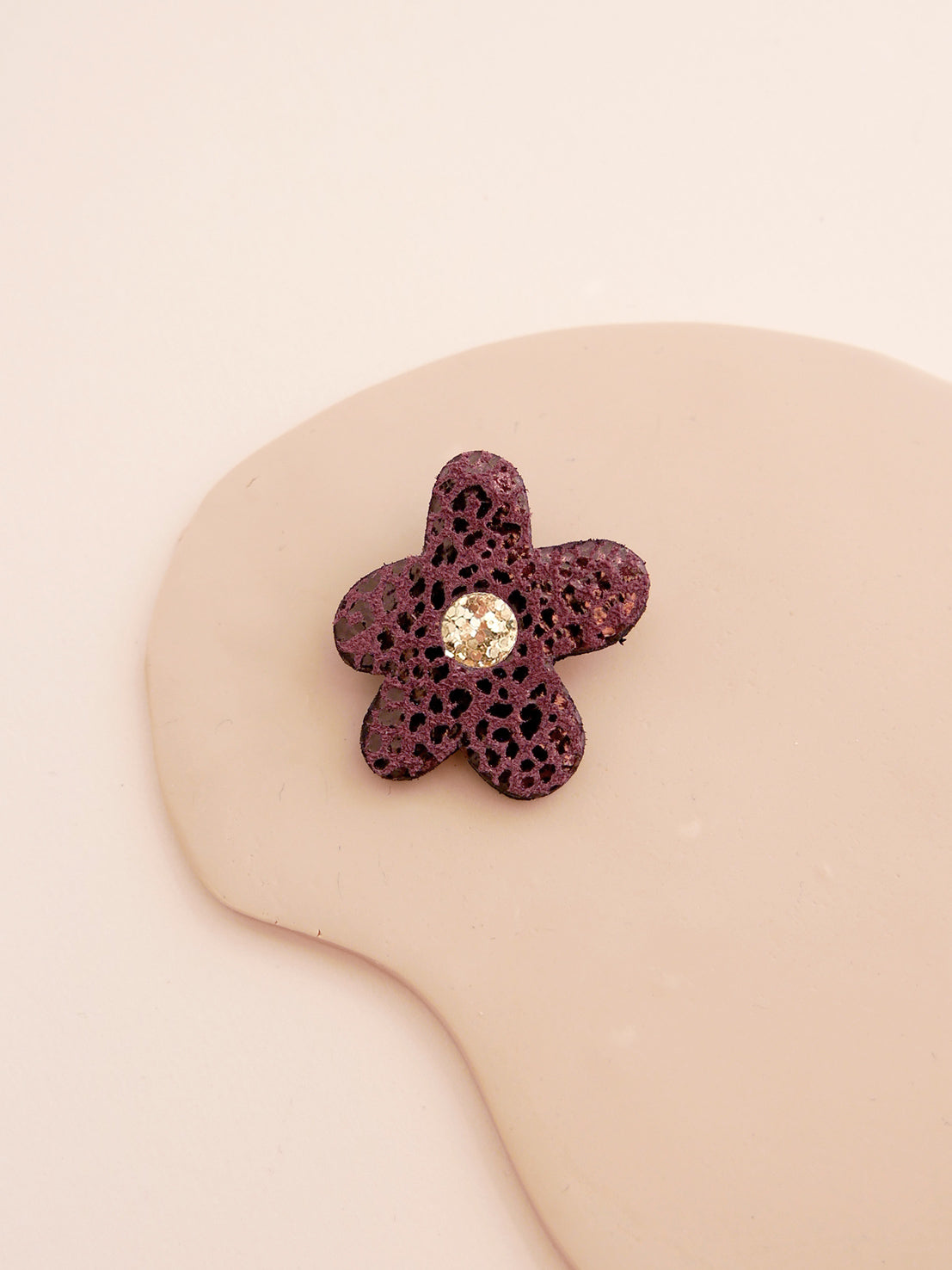 BARCELONE - pin's fleur en cuir violet et noisettes