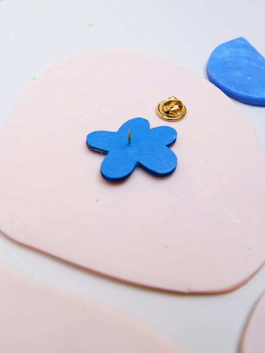 Barcelone - pin's fleur en cuir bleu et or
