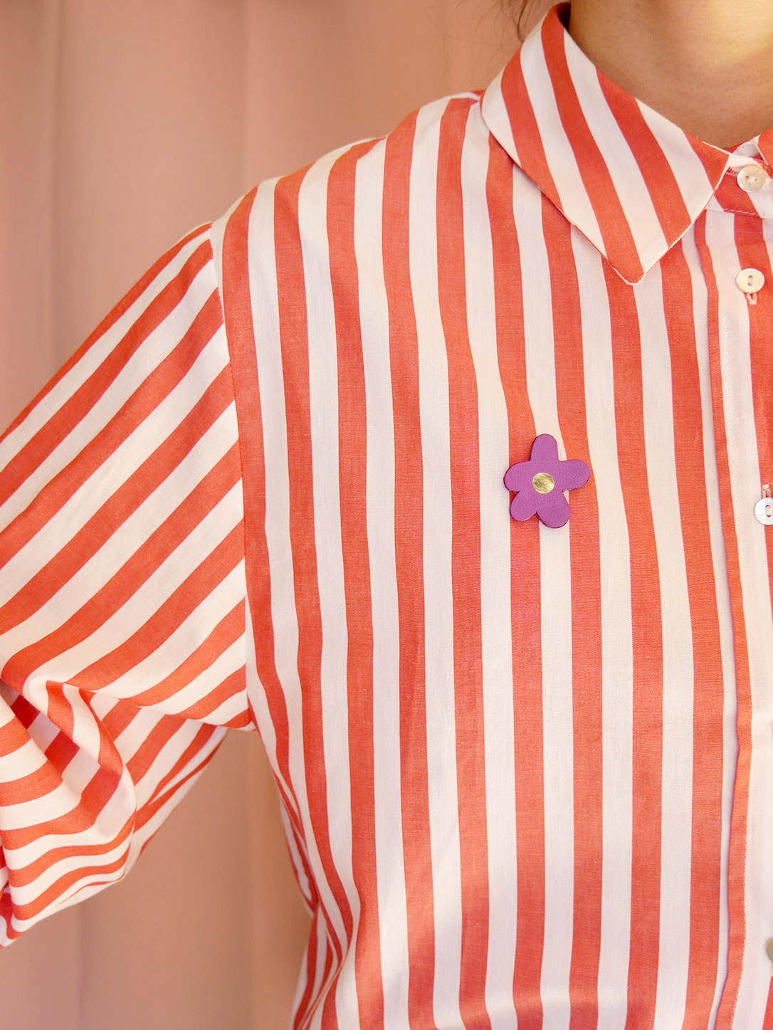 Barcelone - pin's fleur en cuir violet / menthe et or