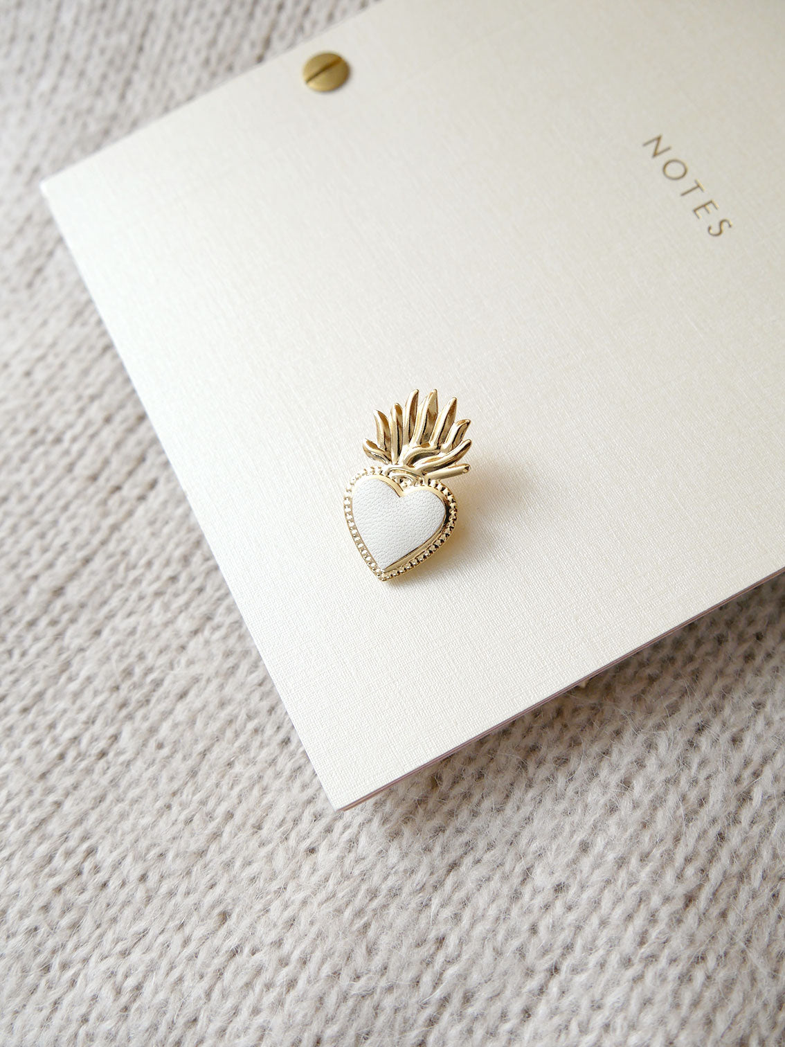 Pin's coeur sacré en cuir (2 couleurs)