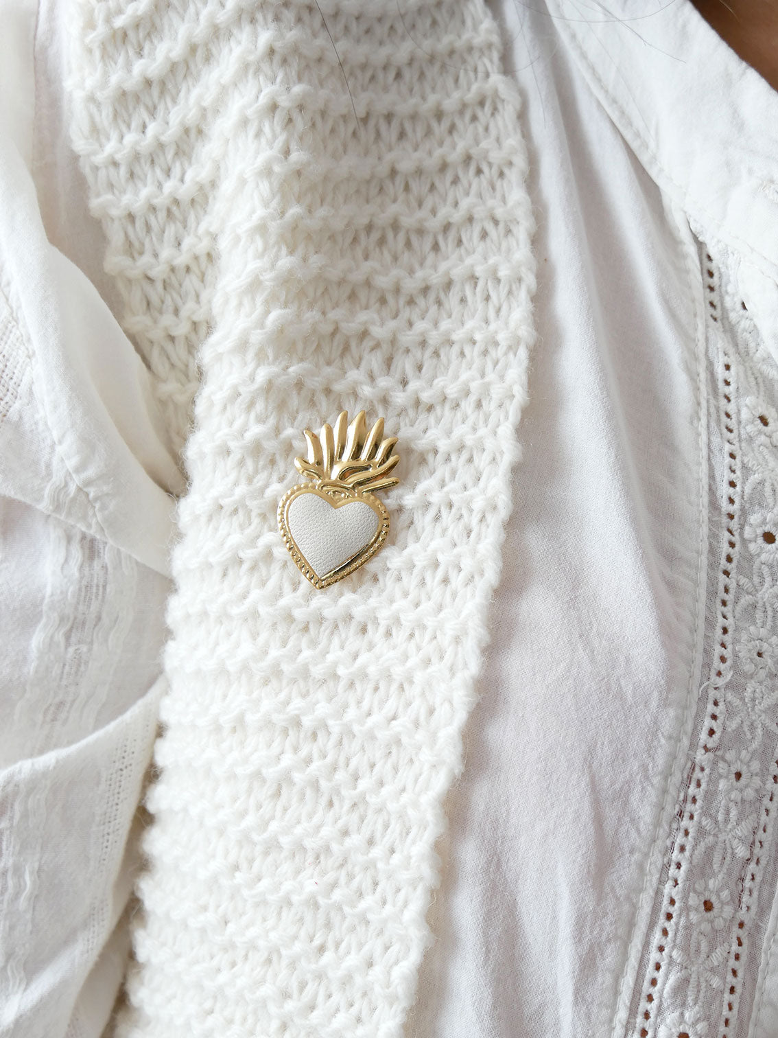 Pin's coeur sacré en cuir (2 couleurs)