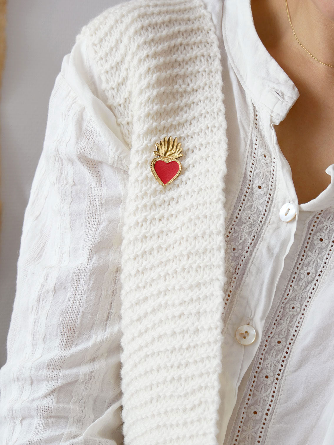 Pin's coeur sacré en cuir (2 couleurs)