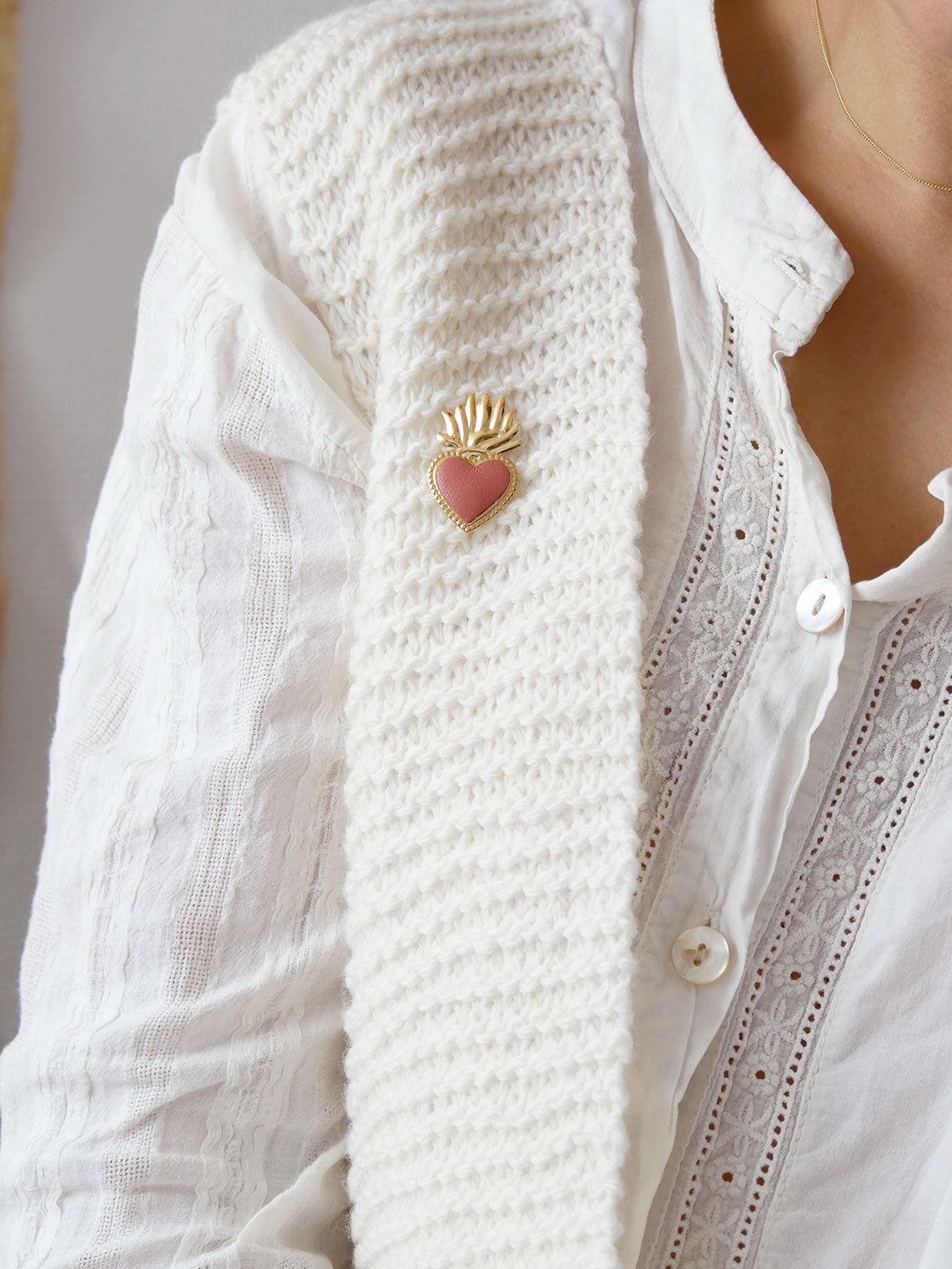Pin's coeur sacré en cuir (2 couleurs)
