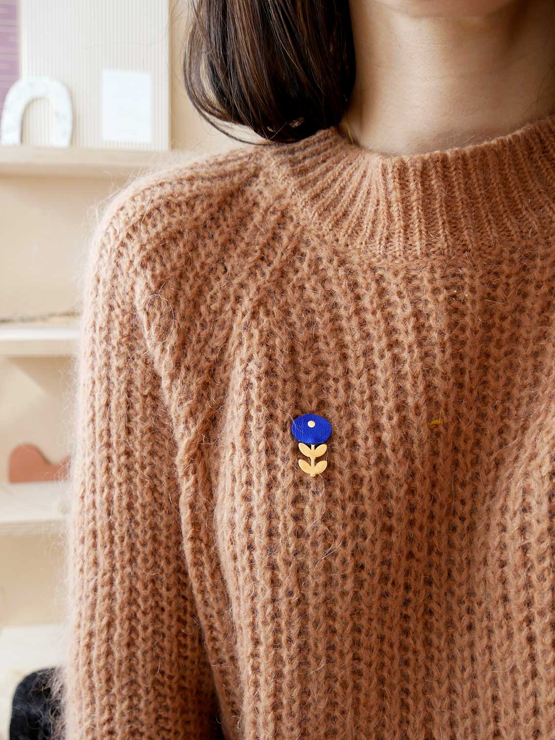 Ravissant petit pin's fleur en cuir bleu Klein et or