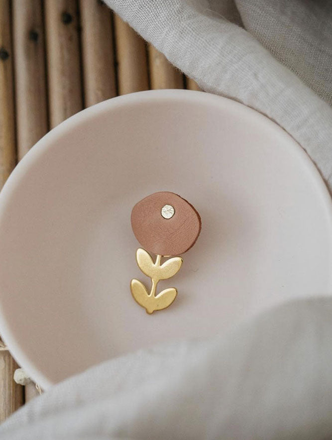Ravissante petite broche fleur en cuir vieux rose et or