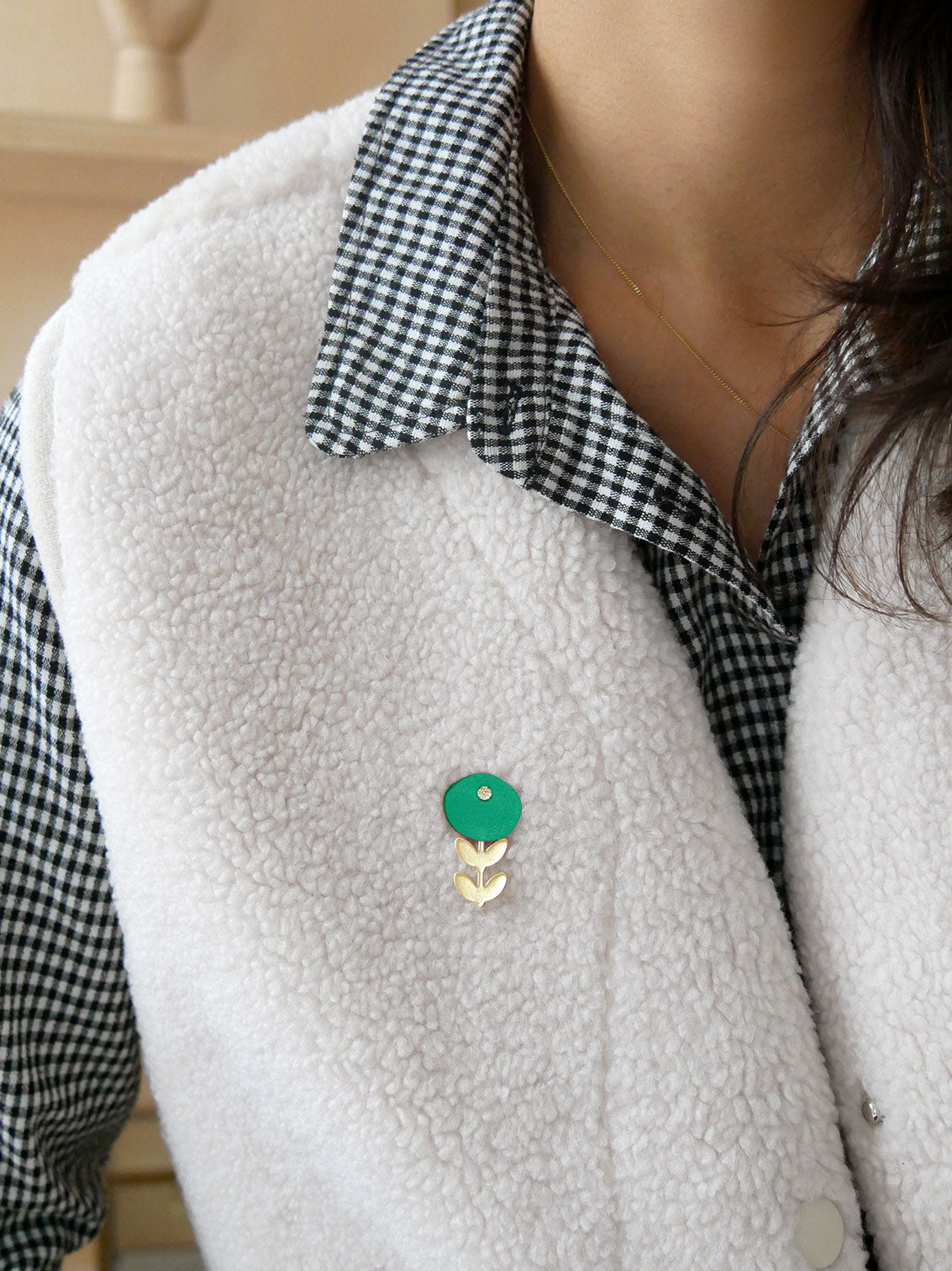 Ravissant petit pin's fleur en cuir vert vif et or