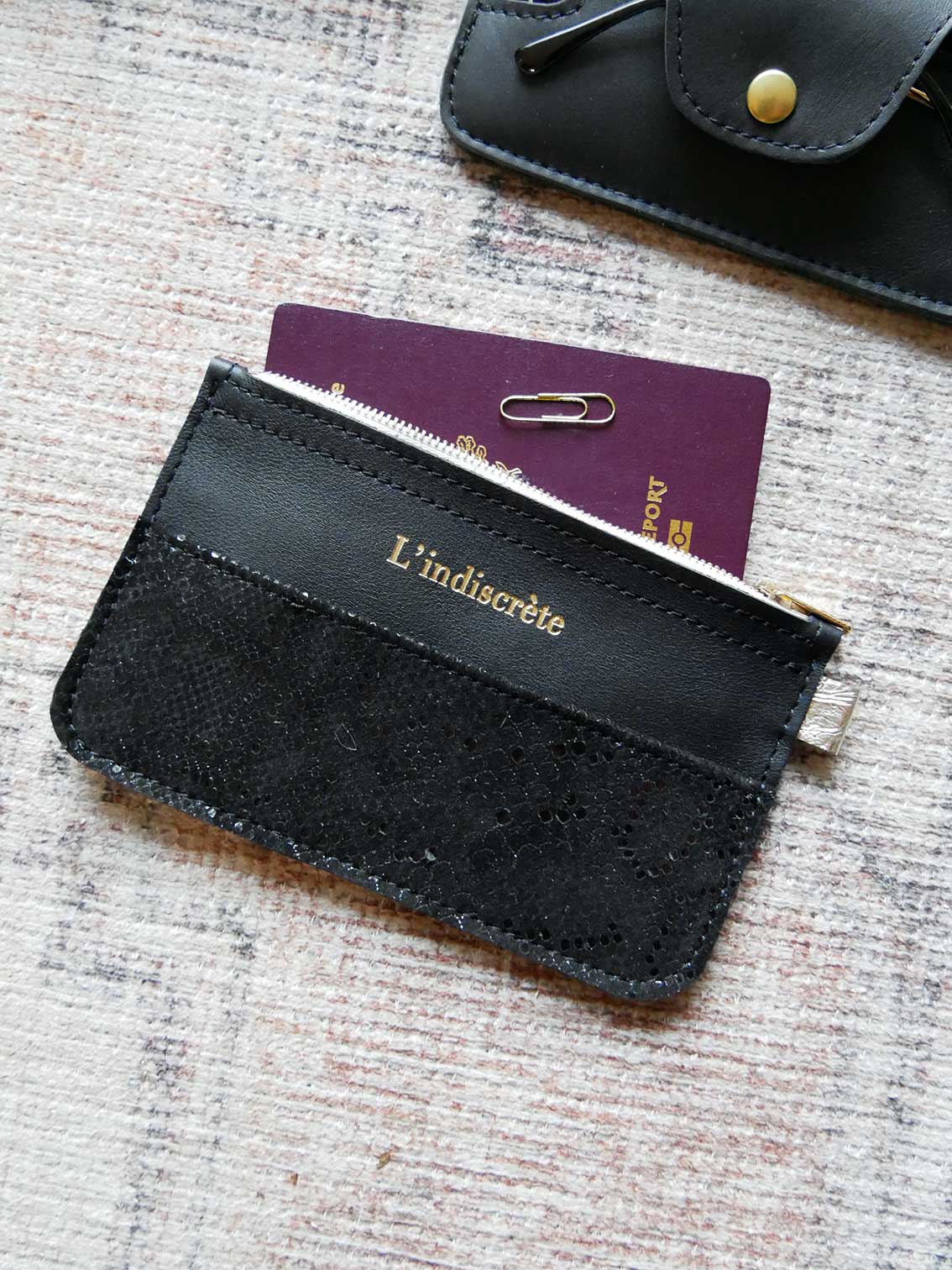 Pochette en cuir noir lisse et brillant- P115