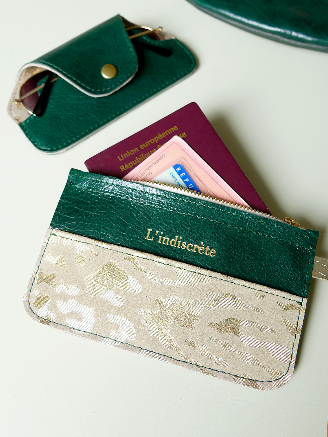 Pochette en cuir vert forêt lisse et brillant- P120
