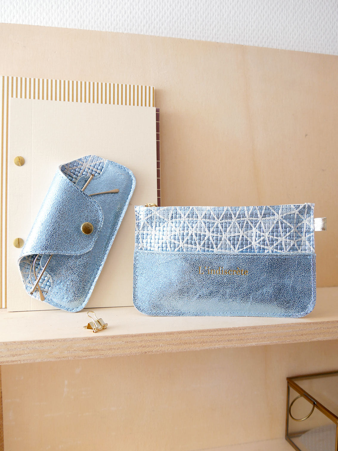 Pochettes PO99 et Etui à lunettes ET15 en cuir bleu ciel brillant