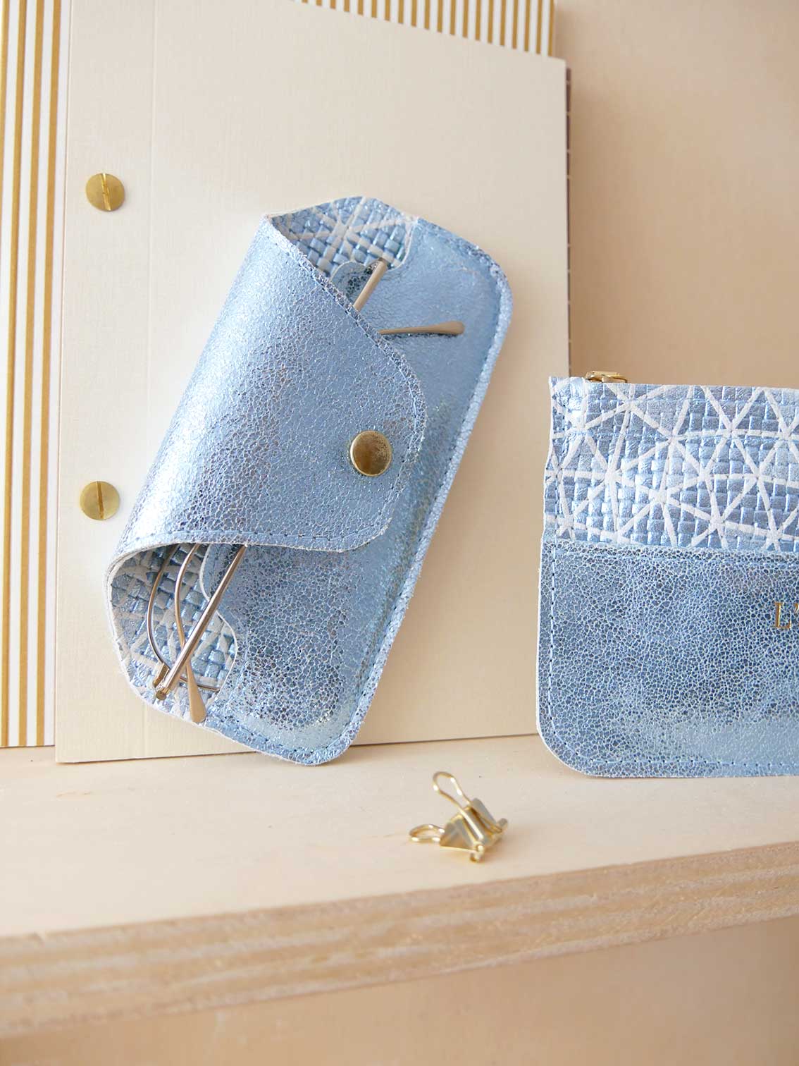 Pochette cuir bleu ciel P99