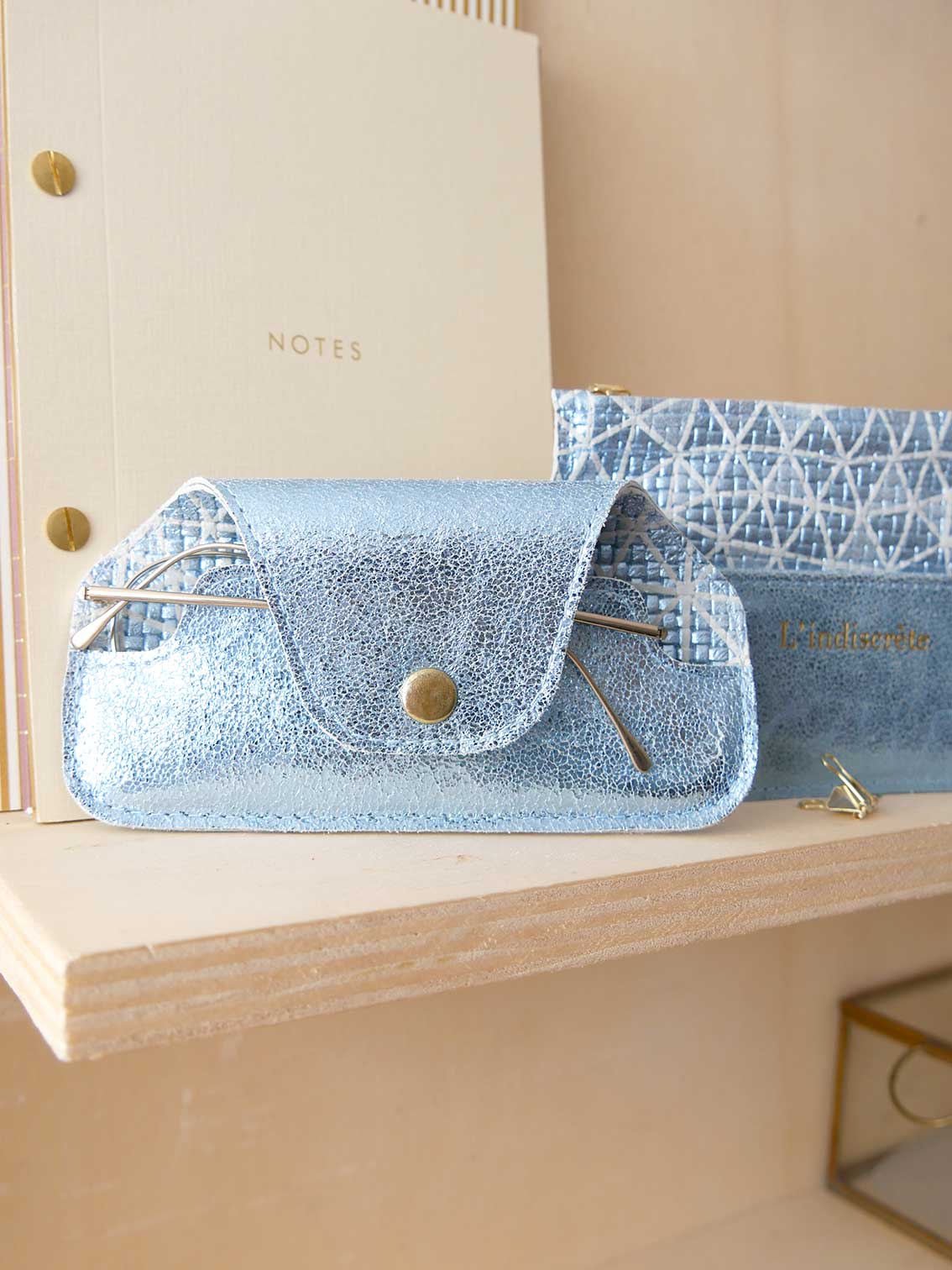 Pochettes PO99 et Etui à lunettes ET15 en cuir bleu ciel brillant