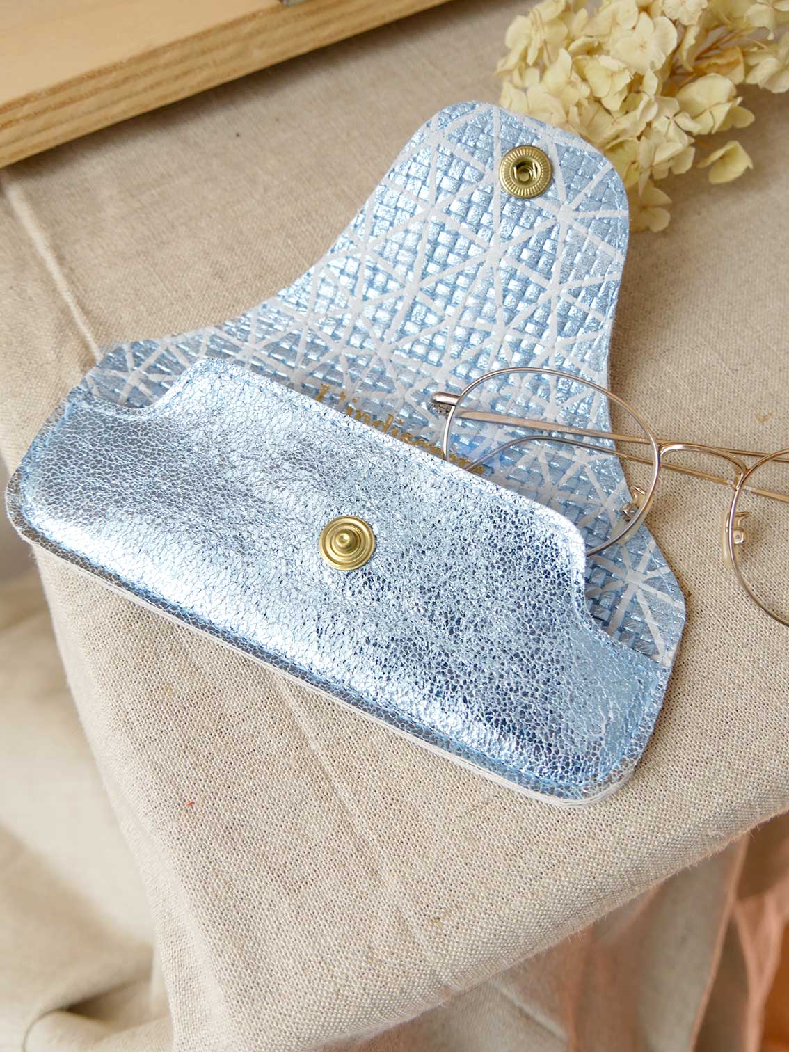 Pochettes PO99 et Etui à lunettes ET15 en cuir bleu ciel brillant
