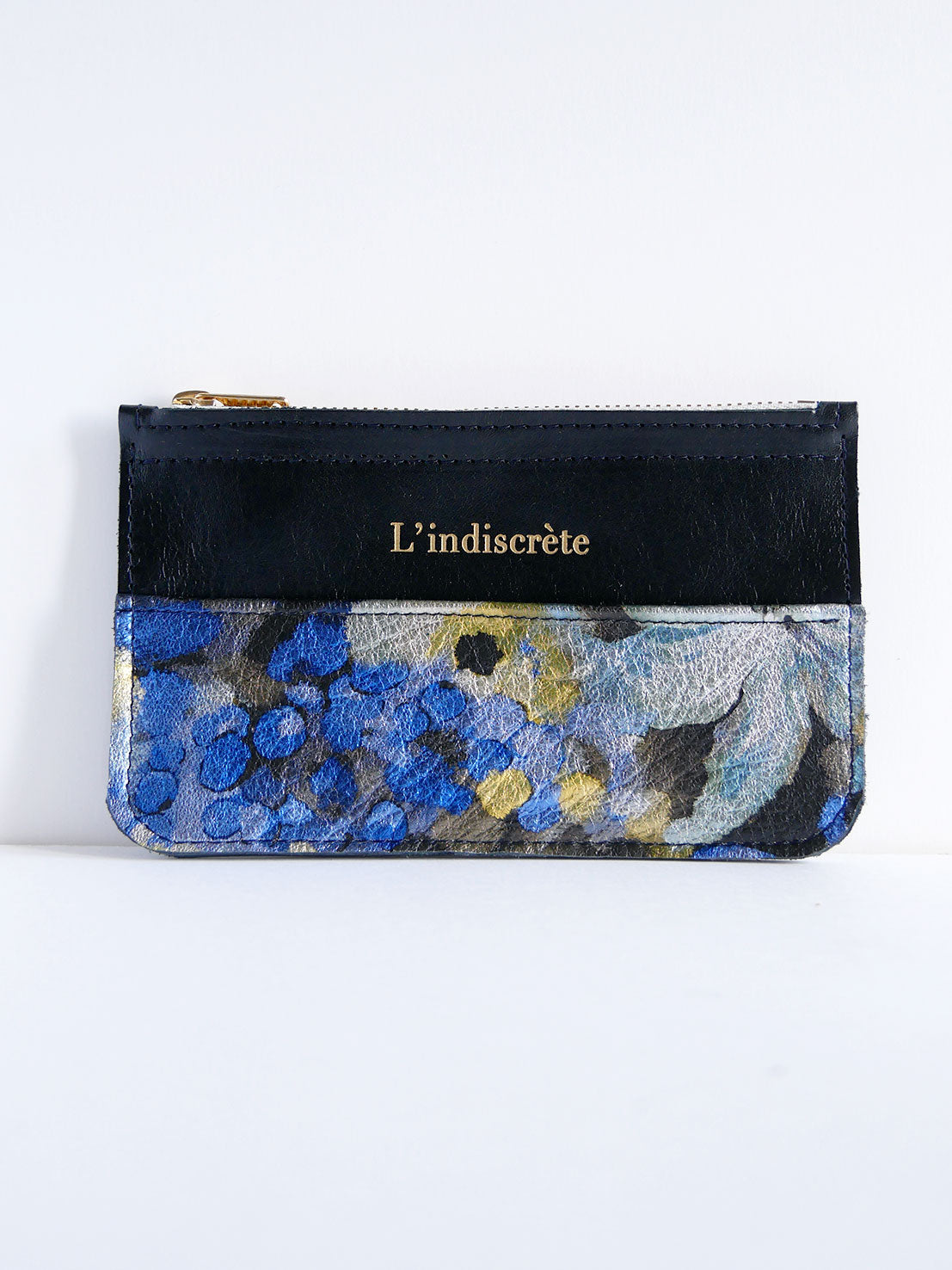 Pochette en cuir noir et motif floral bleu- P134
