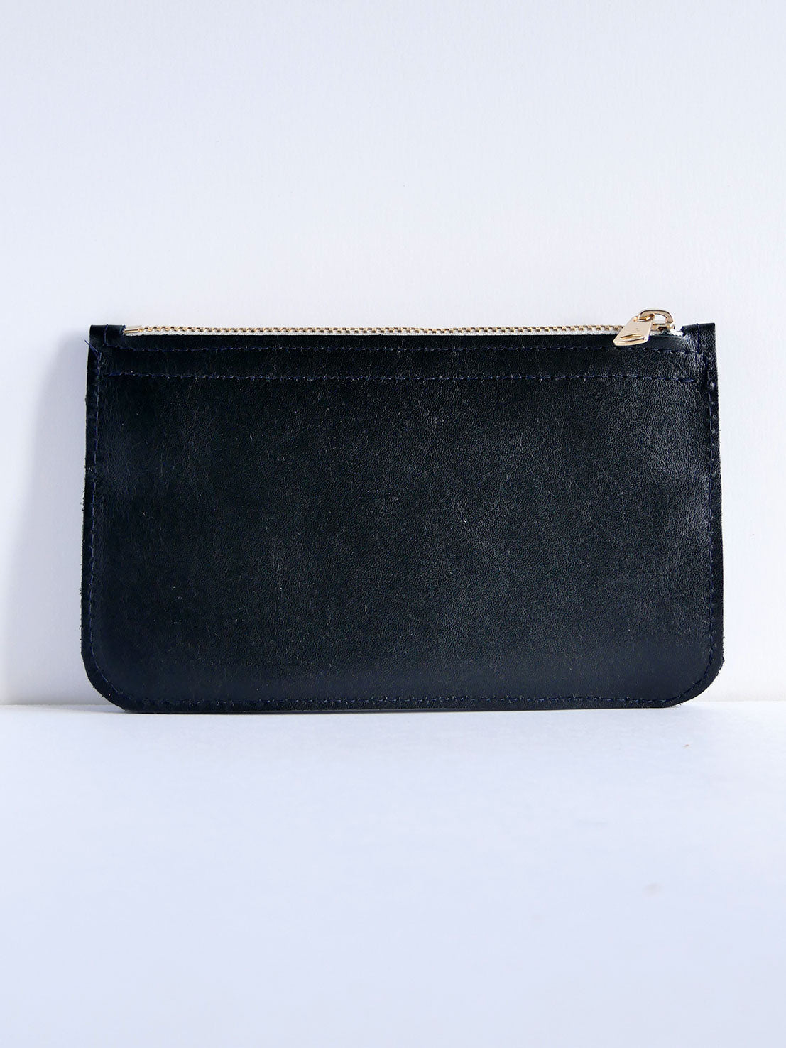 Pochette en cuir noir et motif floral bleu- P134