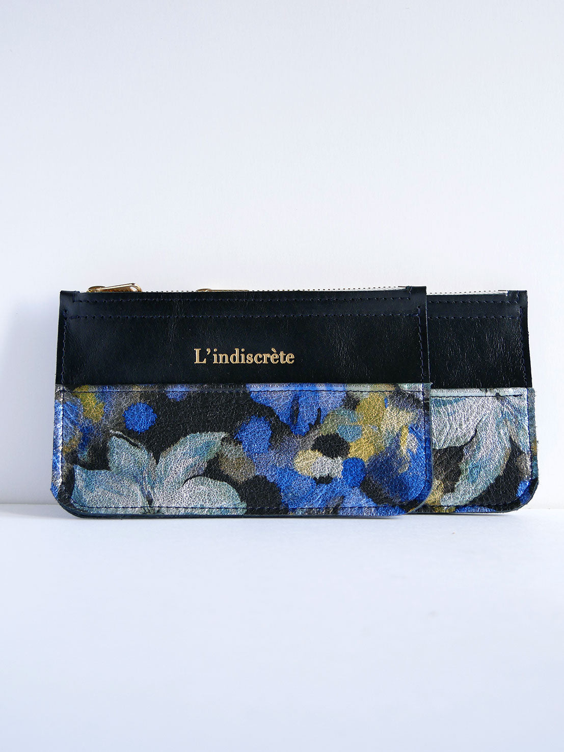 Pochette en cuir noir et motif floral bleu- P134