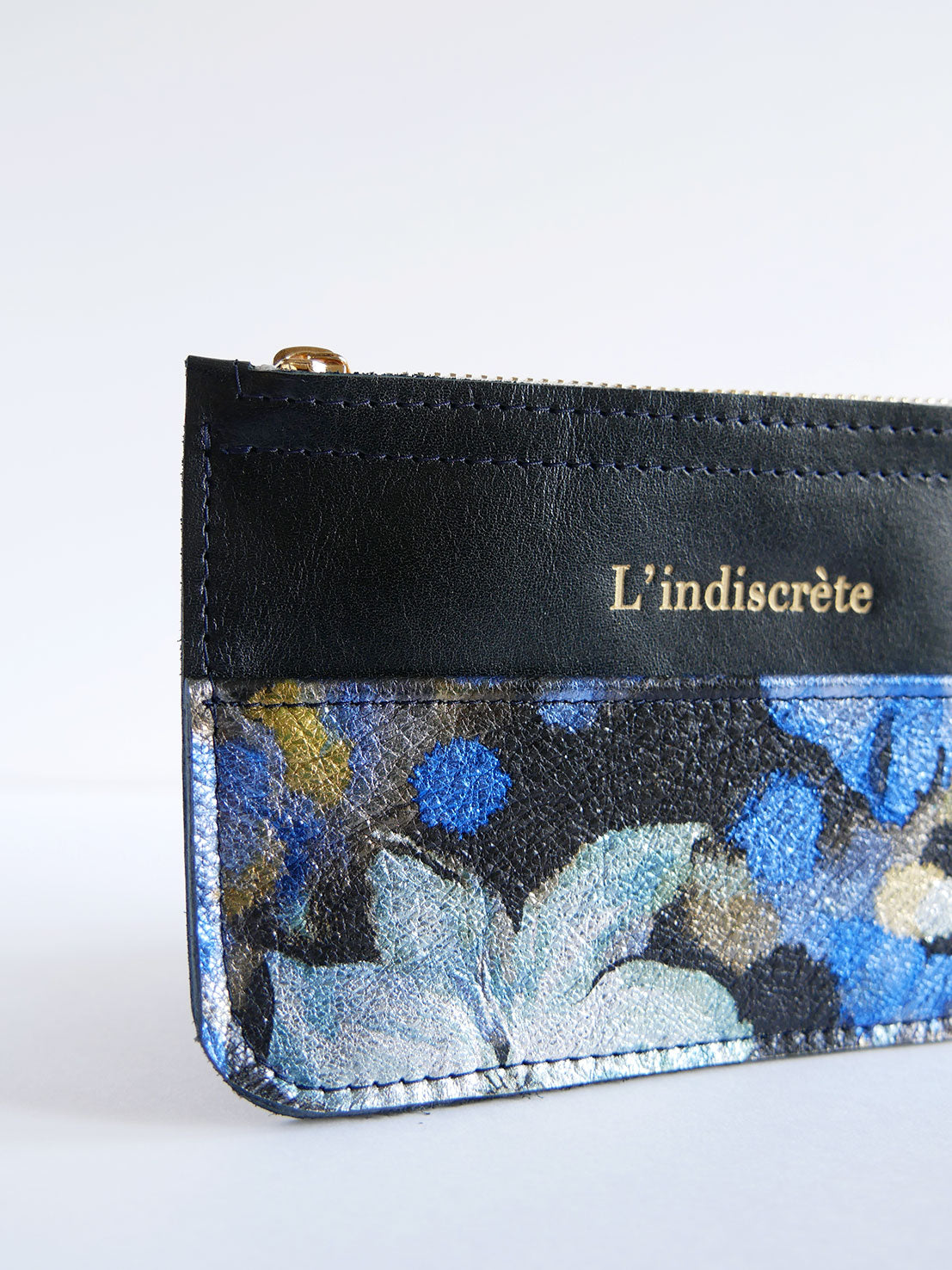 Pochette en cuir noir et motif floral bleu- P134