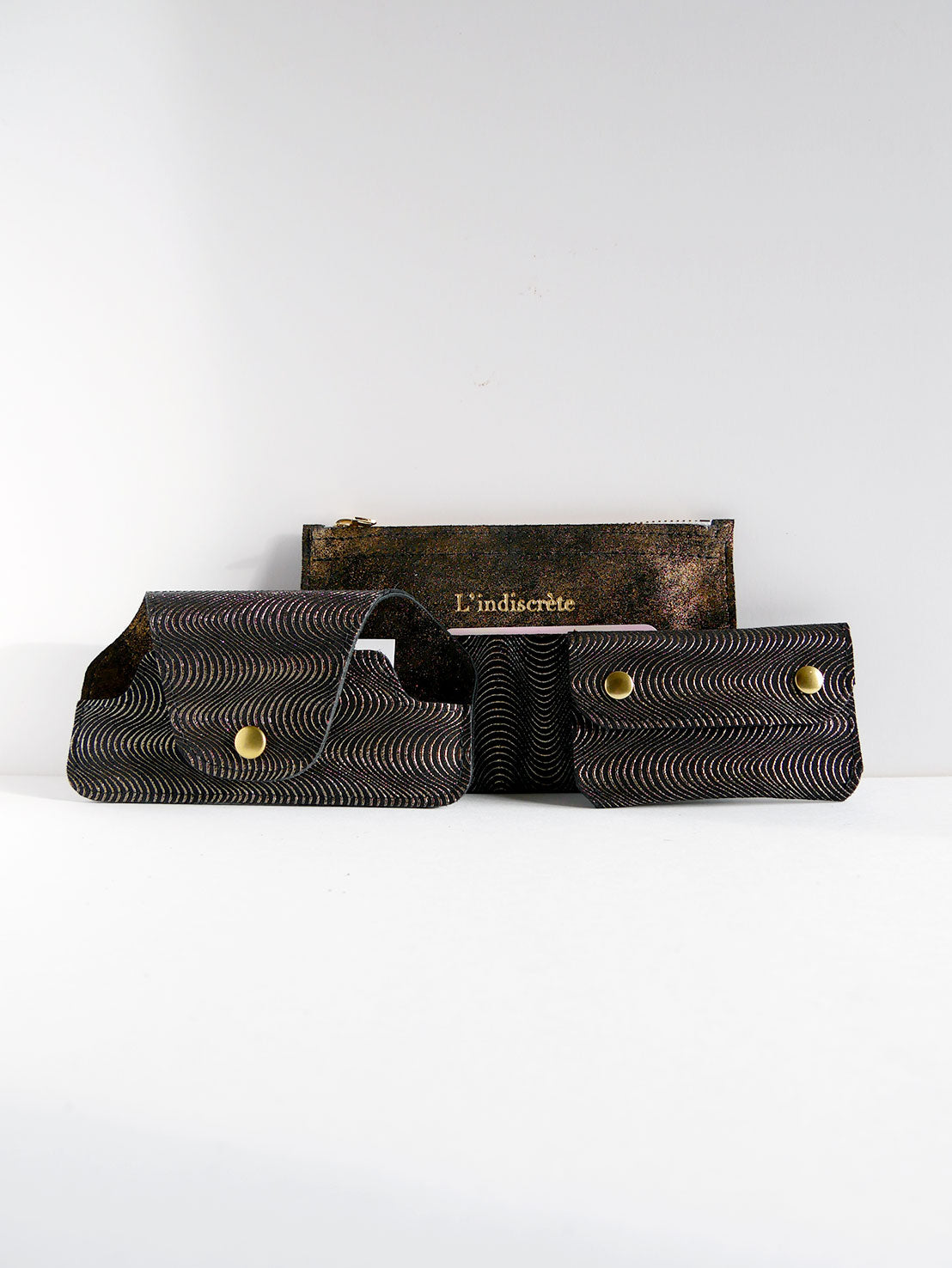 Etui à lunettes en cuir noir à vagues dorées ET55