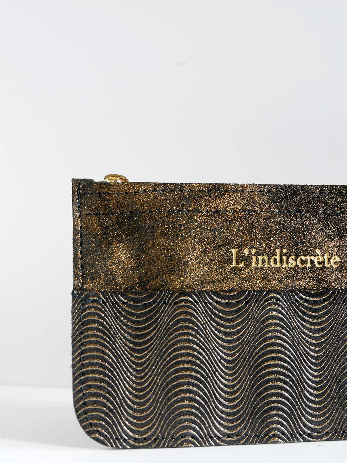 Pochette en cuir noir et or pailleté à vagues - P140