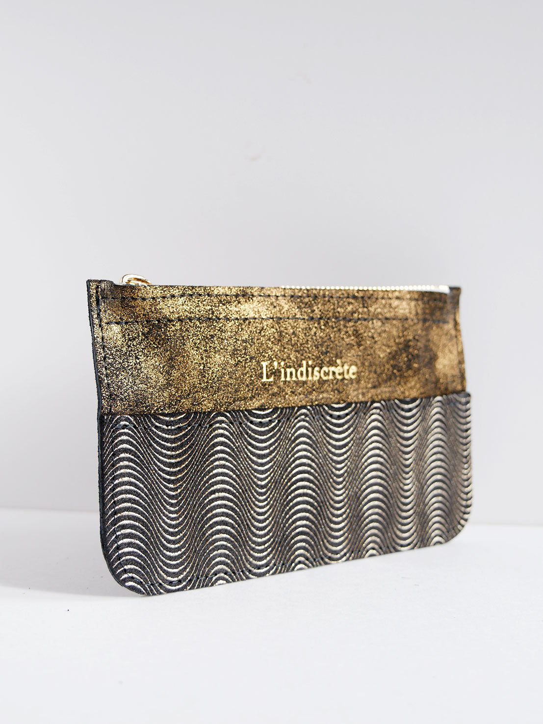 Pochette en cuir noir et or pailleté à vagues - P140
