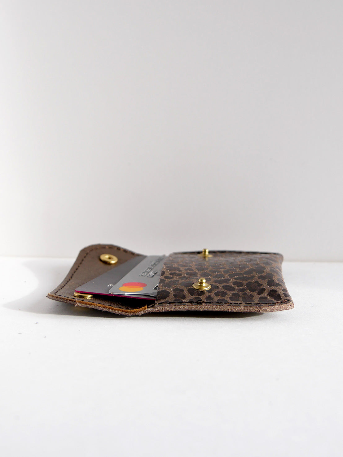 Porte-cartes PC39 en cuir marron et léopard brillant