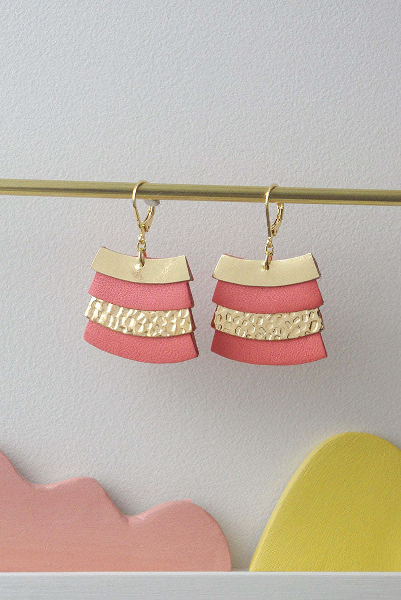 Cadix - Boucle d'oreilles en cuir rose pêche et or