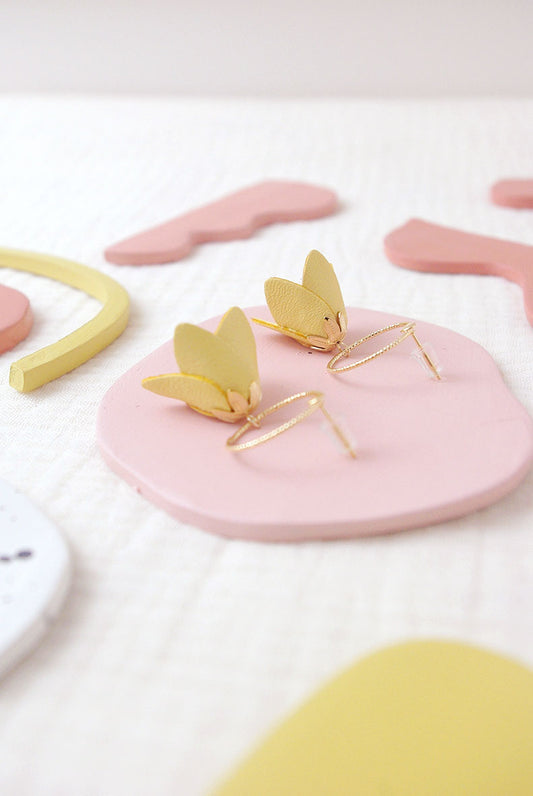 Kyoto - Délicates boucles d'oreilles fleuries en cuir jaune et or