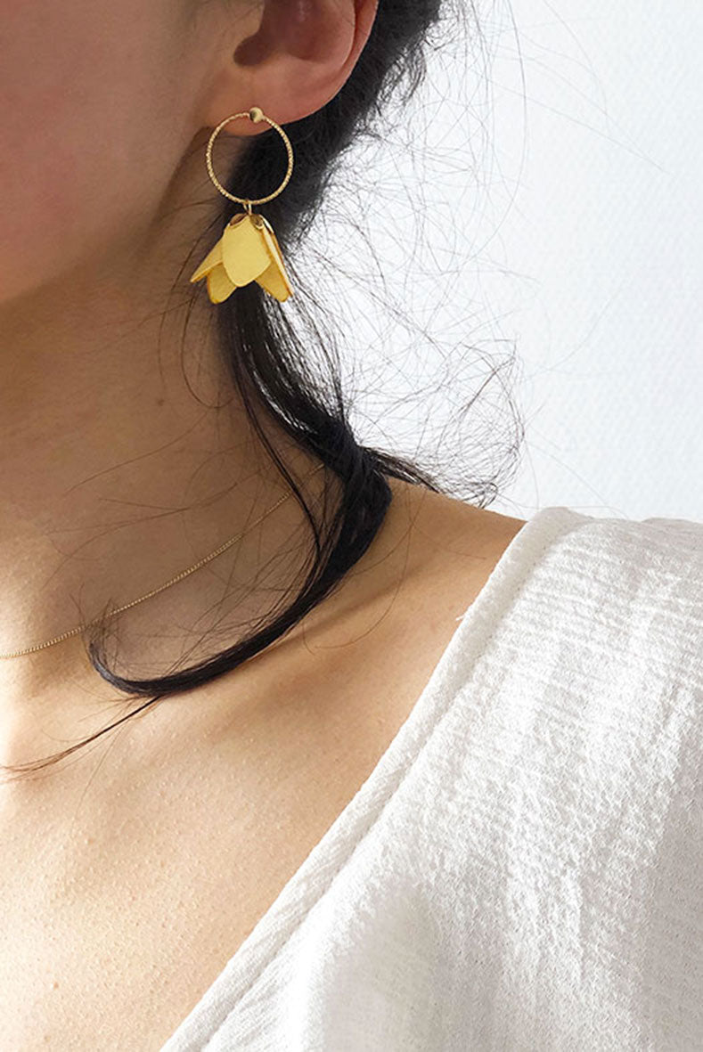 Kyoto - Délicates boucles d'oreilles fleuries en cuir jaune et or