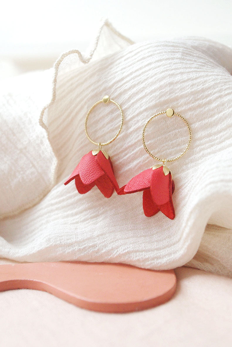 Kyoto - Délicates boucles d'oreilles fleuries en cuir rouge corail et or