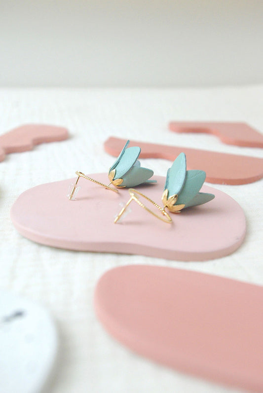 Kyoto - Délicates boucles d'oreilles fleuries en cuir vert céladon et or