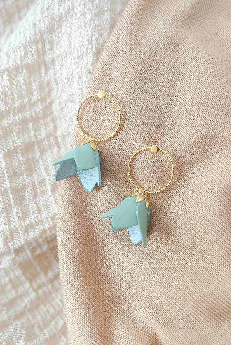 Kyoto - Délicates boucles d'oreilles fleuries en cuir vert céladon et or