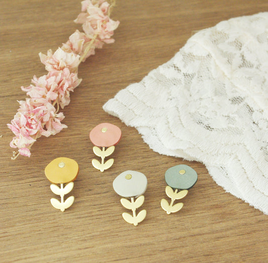 Ravissante petite broche fleur en cuir jaune moutarde et or