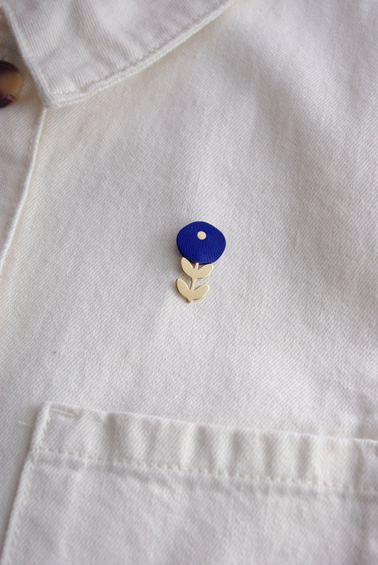 Ravissant petit pin's fleur en cuir bleu Klein et or