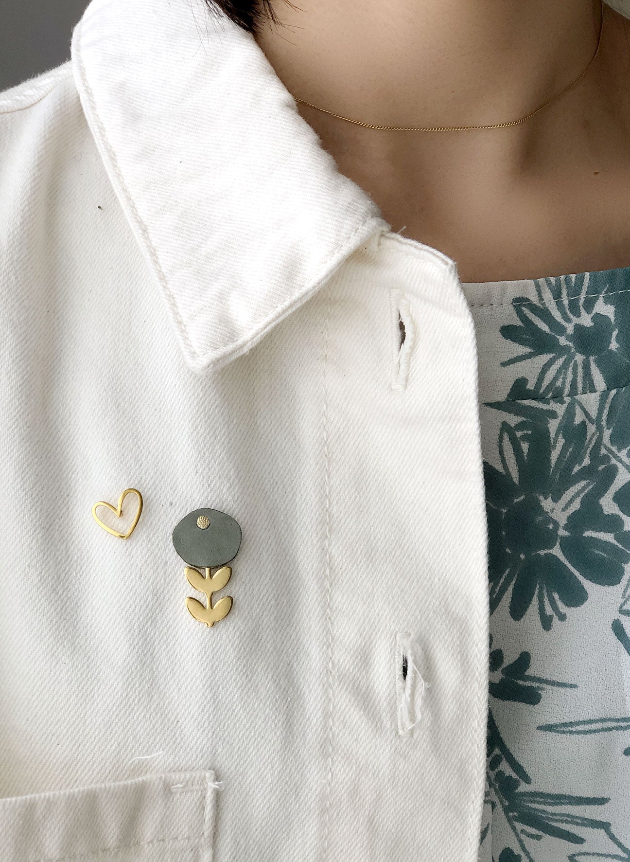 Ravissant petit pin's fleur en cuir vert sauge et or