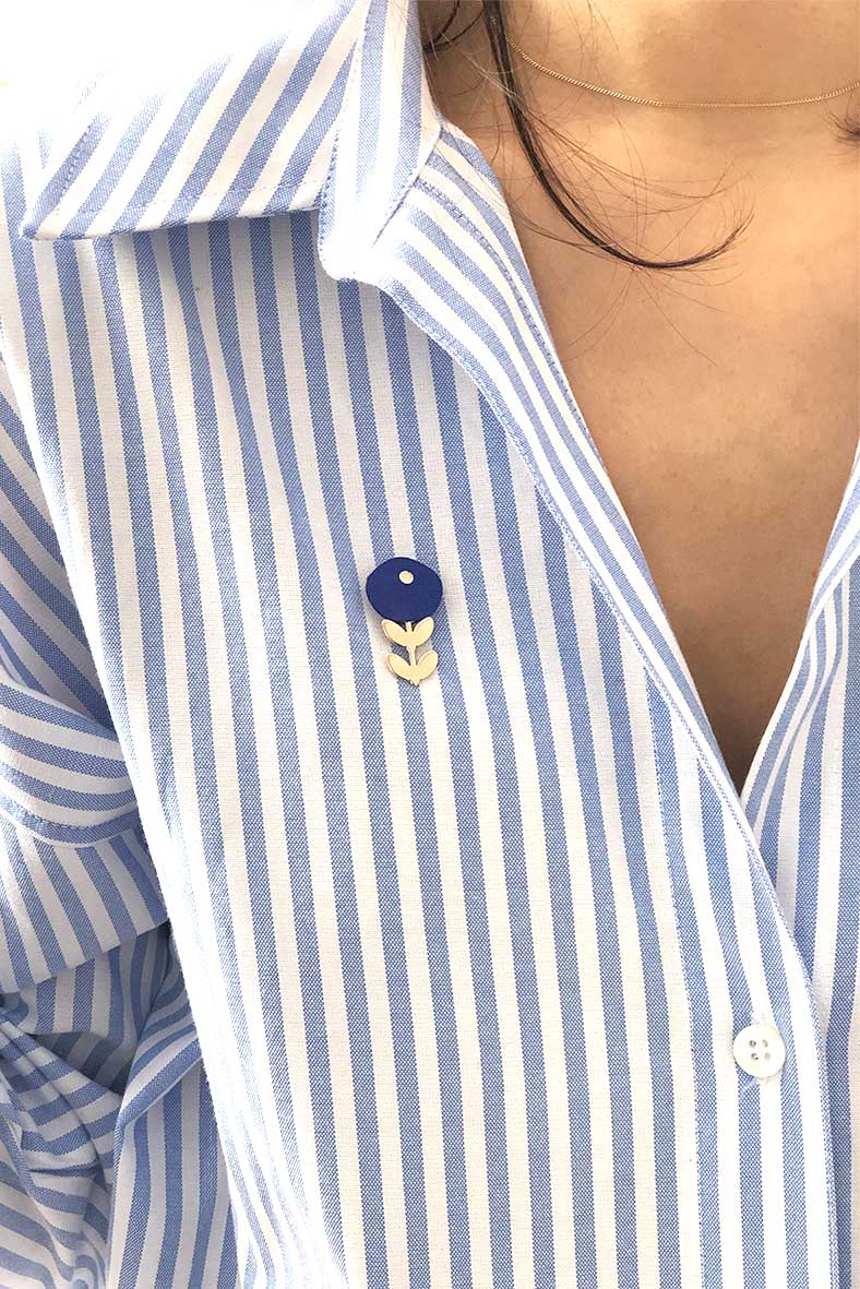 Ravissant petit pin's fleur en cuir bleu Klein et or