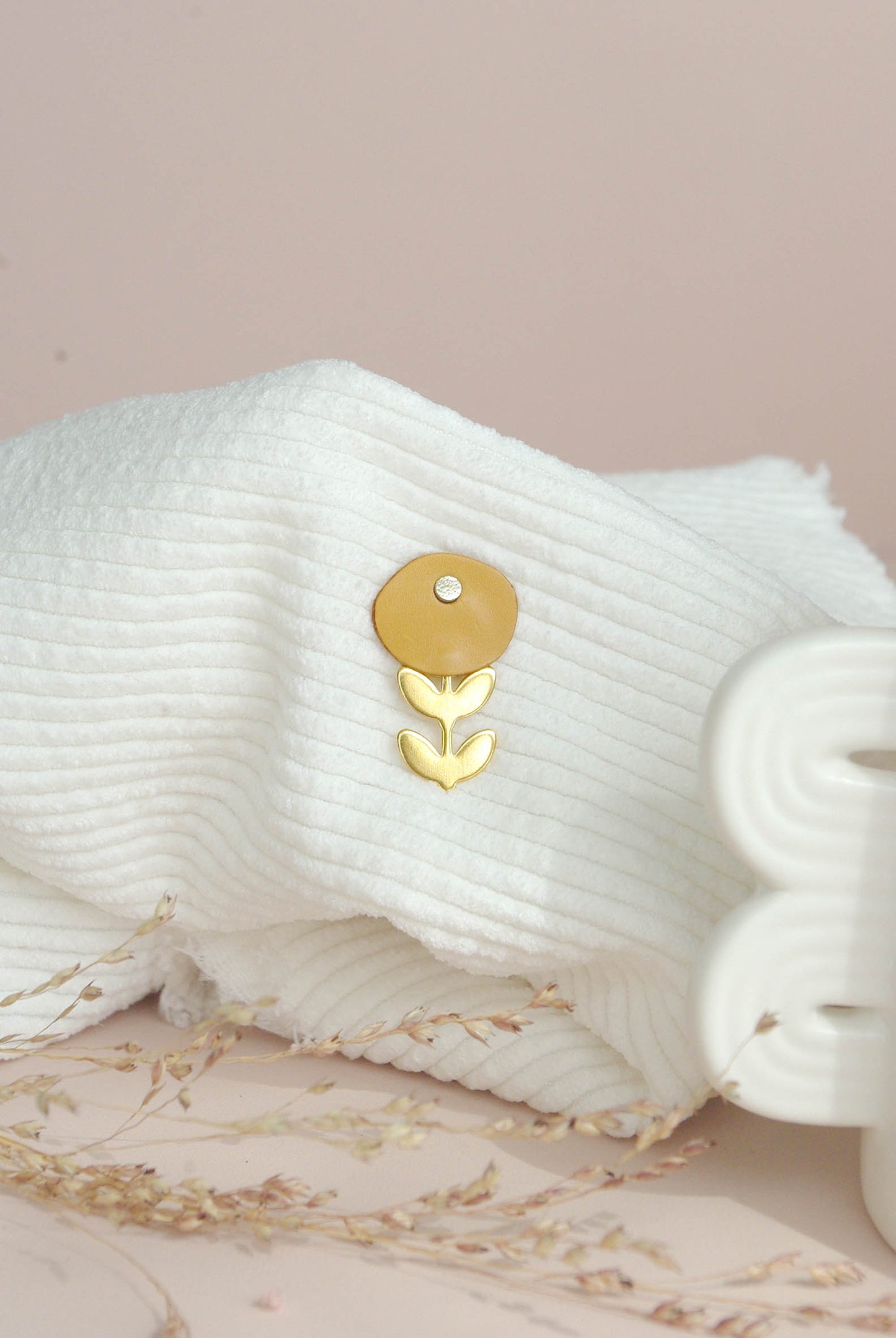Ravissante petite broche fleur en cuir jaune moutarde et or