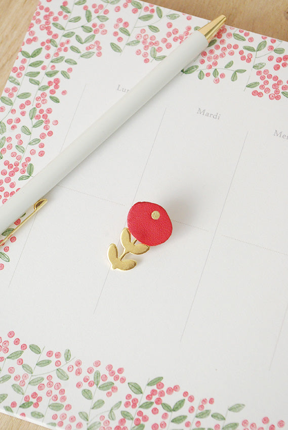 Ravissant petit pin's fleur en cuir rouge et or