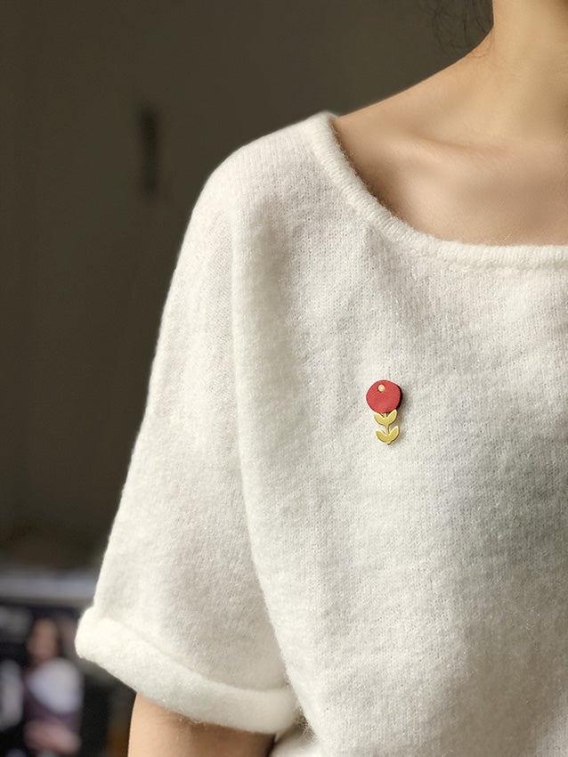 Ravissant petit pin's fleur en cuir rouge et or