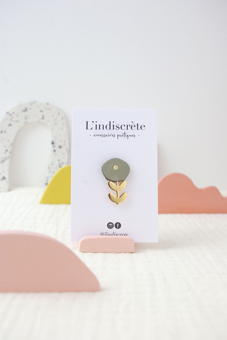 Ravissant petit pin's fleur en cuir vert sauge et or